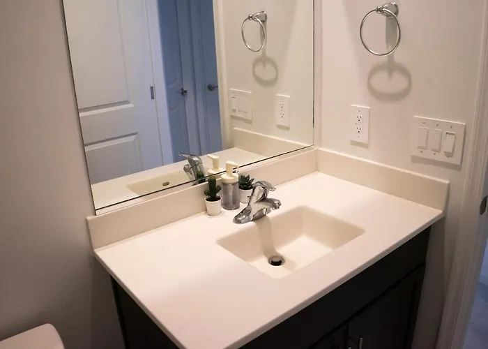 Spacious 3br - Pool, Playground, Ev Station L2, Near Freeway, Free Parking Holiday home *