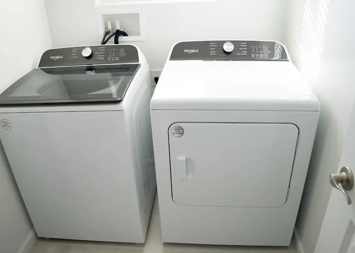 Spacious 3br - Pool, Playground, Ev Station L2, Near Freeway, Free Parking Holiday home *