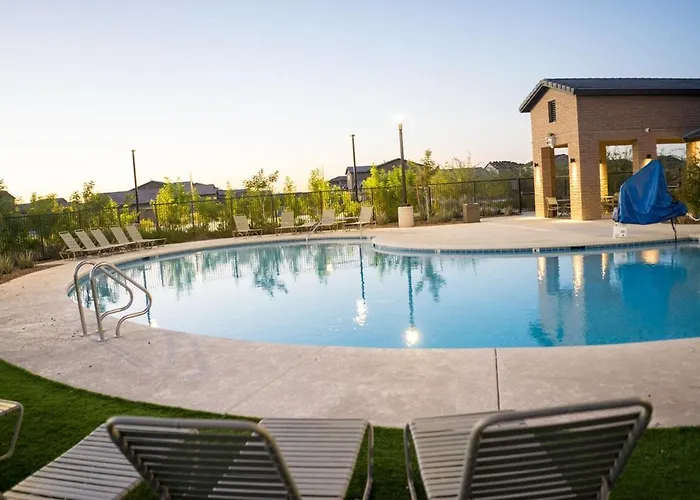 Ferienhaus Spacious 3br - Pool, Playground, Ev Station L2, Near Freeway, Free Parking *
