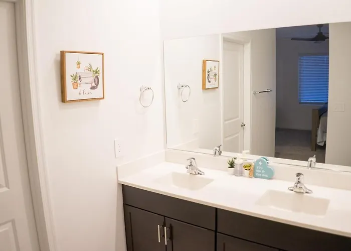 Spacious 3br - Pool, Playground, Ev Station L2, Near Freeway, Free Parking Holiday home *