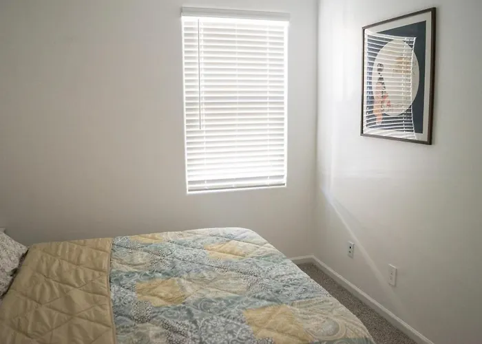 Spacious 3br - Pool, Playground, Ev Station L2, Near Freeway, Free Parking Holiday home *