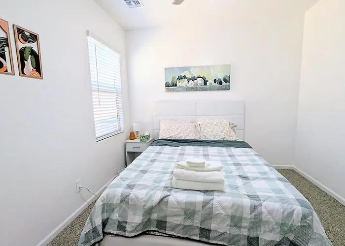 Holiday home Spacious 3br - Pool, Playground, Ev Station L2, Near Freeway, Free Parking