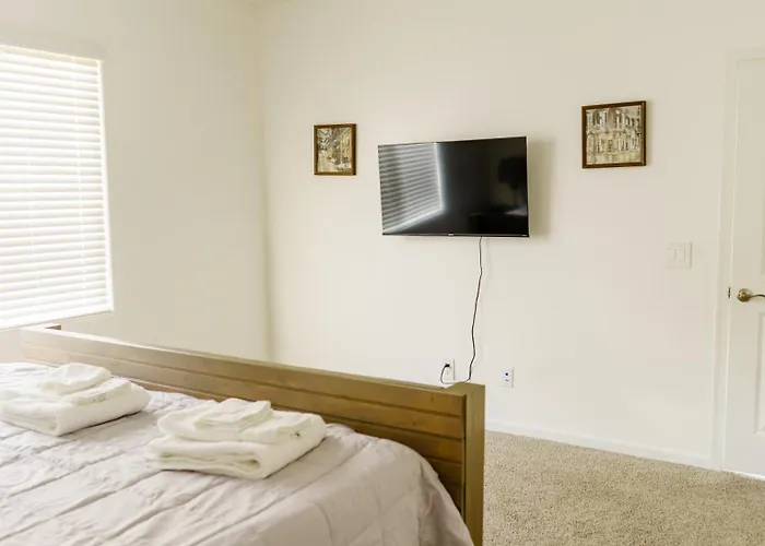 Spacious 3br - Pool, Playground, Ev Station L2, Near Freeway, Free Parking Holiday home *